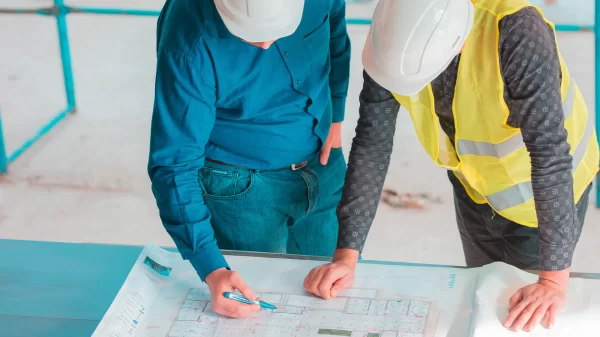 Consultora da Agicorr atendendo cliente sobre seguro de vida