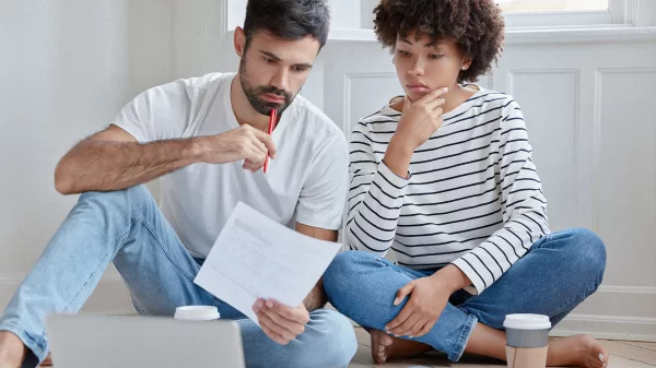 Consultora da Agicorr atendendo cliente sobre seguro de vida