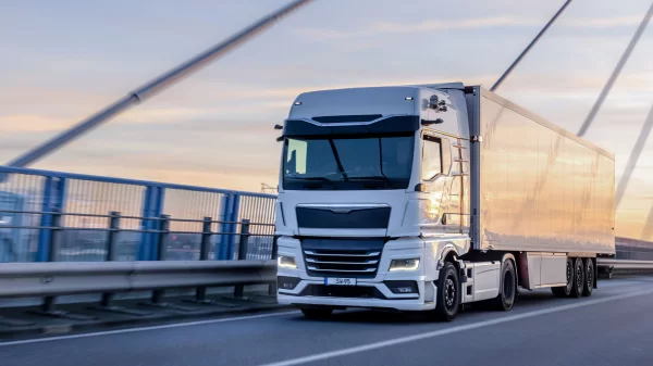 Consultora da Agicorr atendendo cliente sobre seguro de vida