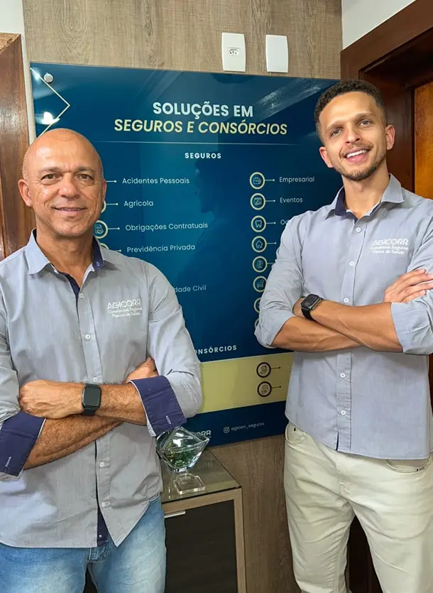 Equipe da Agicorr em frente ao painel de soluções