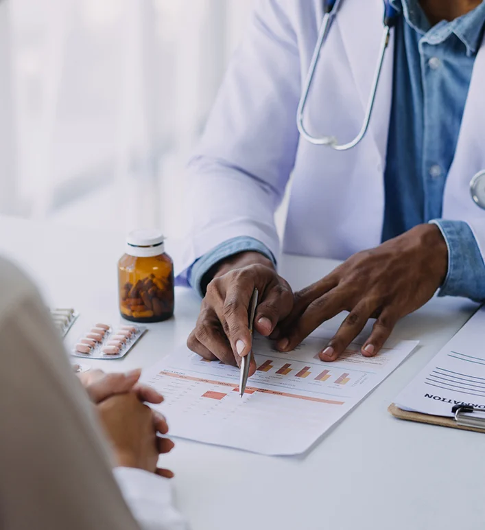 Consultor explicando seguro auto para cliente dentro do carro