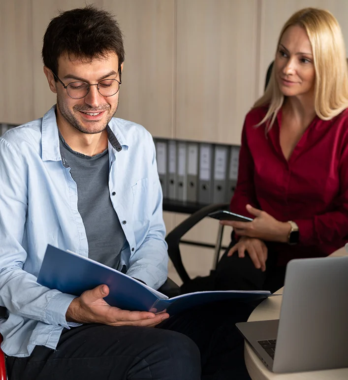 Consultor explicando seguro auto para cliente dentro do carro