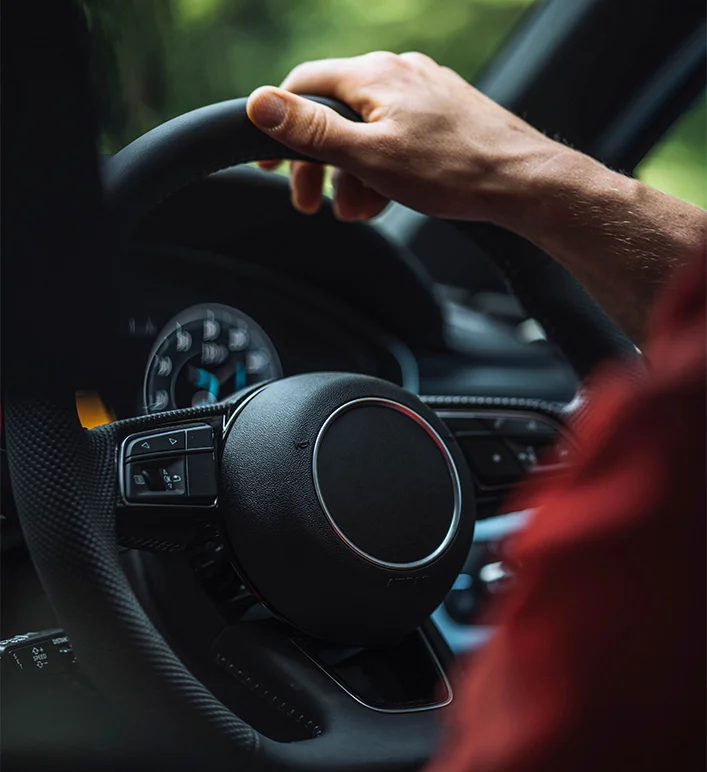 Consultor explicando seguro auto para cliente dentro do carro