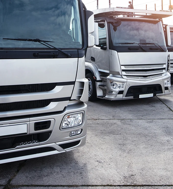 Consultor explicando seguro auto para cliente dentro do carro