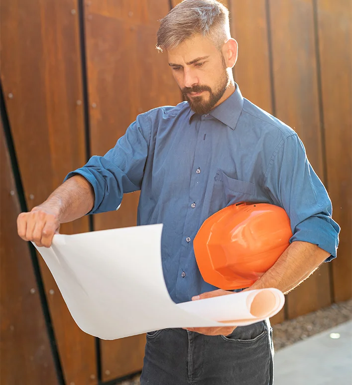Consultor explicando seguro auto para cliente dentro do carro