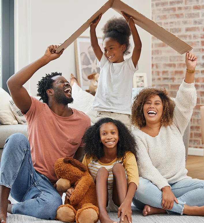 Consultor explicando seguro auto para cliente dentro do carro