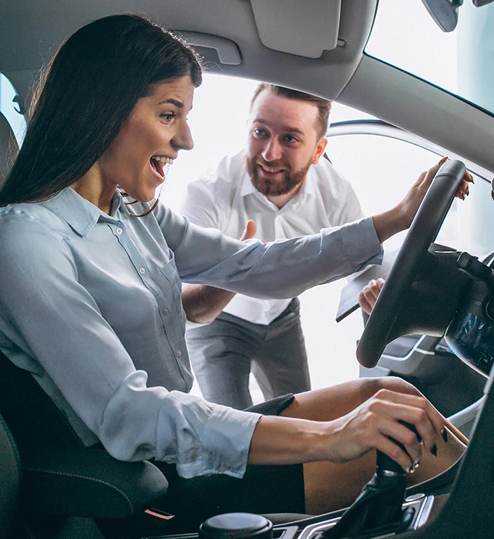 Consultor explicando seguro auto para cliente dentro do carro