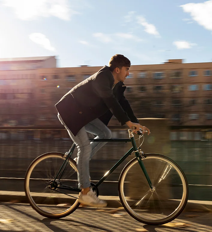 Consultor explicando seguro auto para cliente dentro do carro