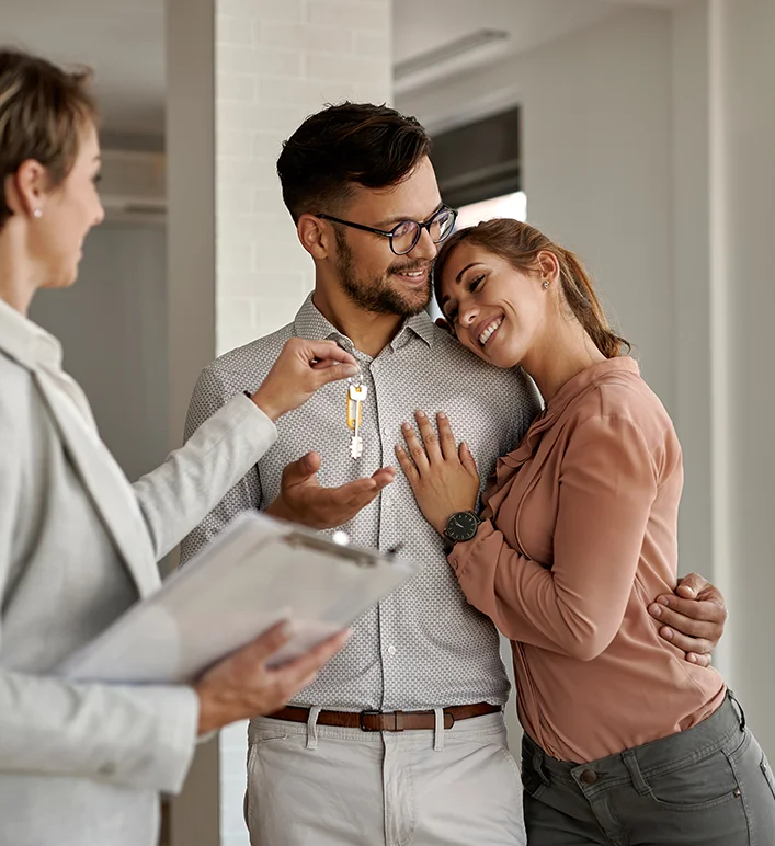 Consultor explicando seguro auto para cliente dentro do carro