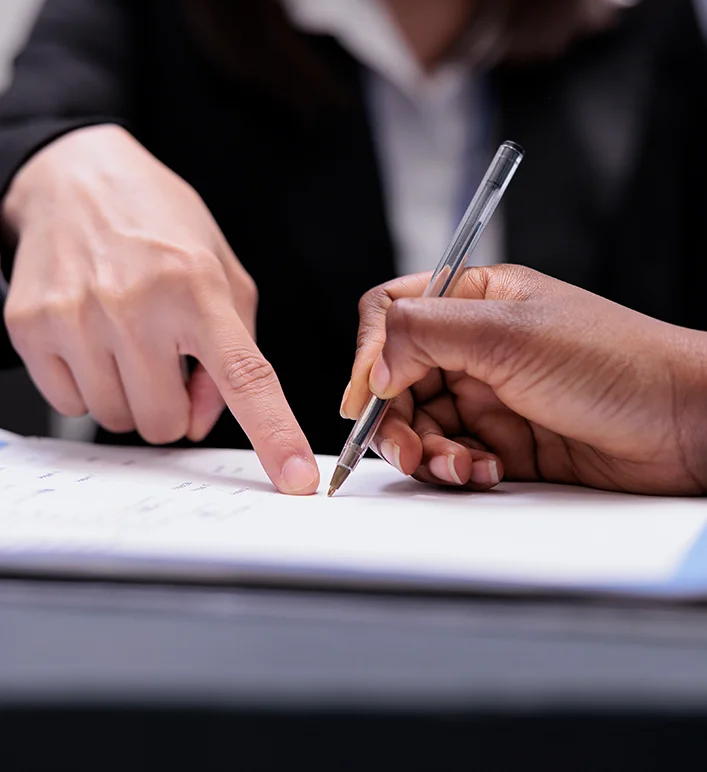 Consultor explicando seguro auto para cliente dentro do carro