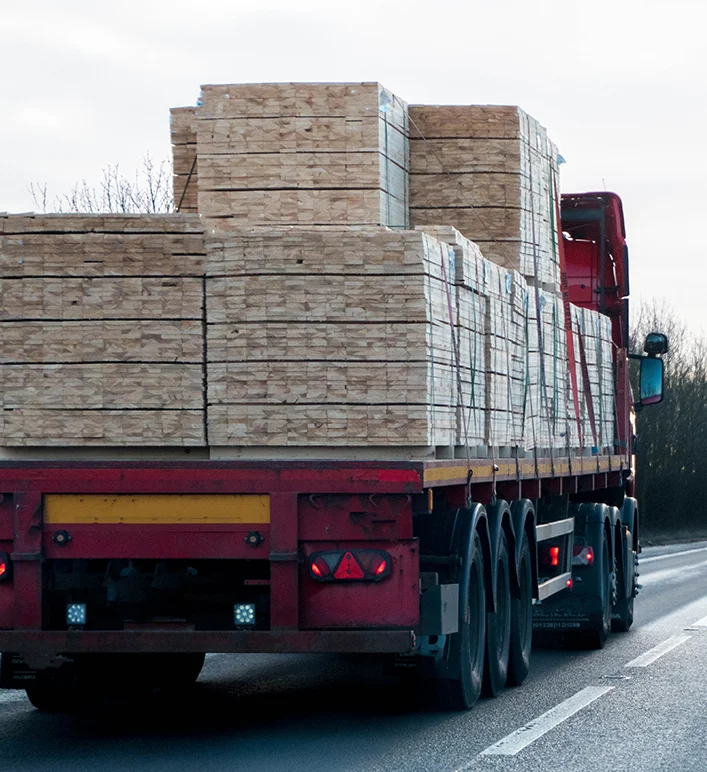Consultor explicando seguro auto para cliente dentro do carro