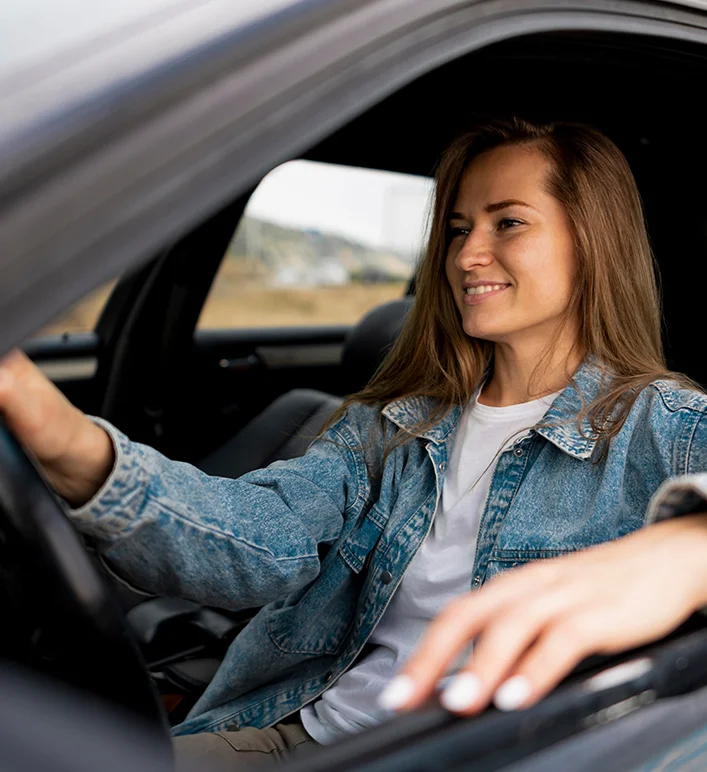 Consultor explicando seguro auto para cliente dentro do carro