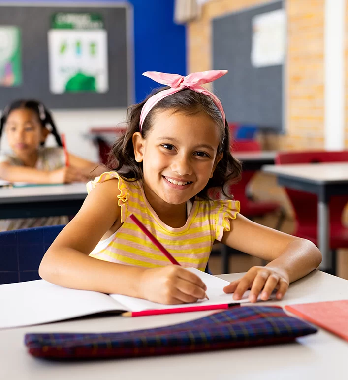 Consultor explicando seguro auto para cliente dentro do carro