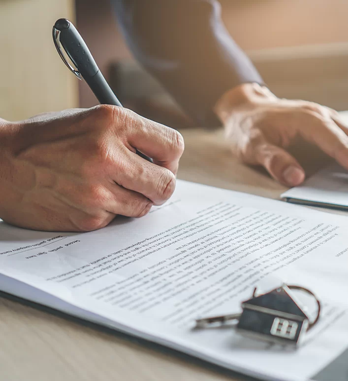 Consultor explicando seguro auto para cliente dentro do carro