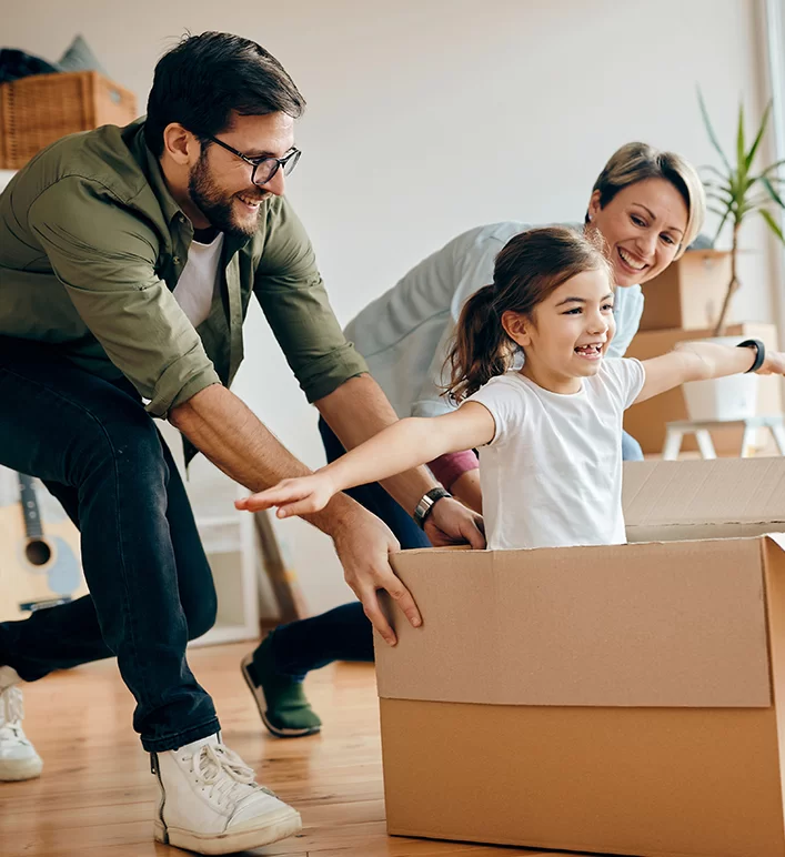 Consultor explicando seguro auto para cliente dentro do carro