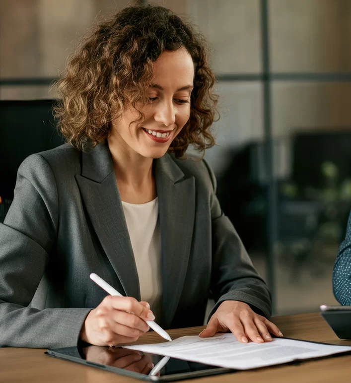 Consultor explicando seguro auto para cliente dentro do carro