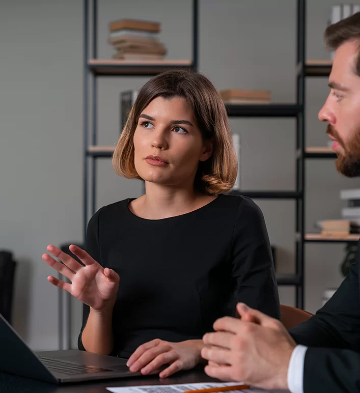 Consultor explicando seguro auto para cliente dentro do carro