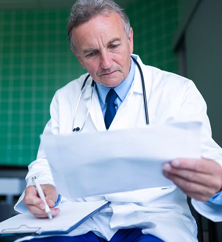 Consultor explicando seguro auto para cliente dentro do carro