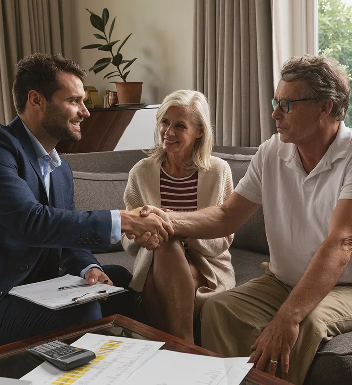 Consultor explicando seguro auto para cliente dentro do carro