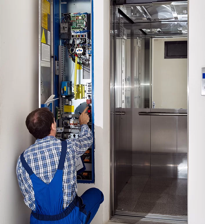 Consultor explicando seguro auto para cliente dentro do carro